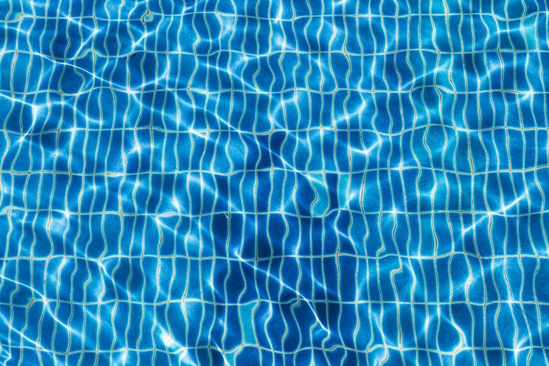 The Pros & Cons of a Chlorine Pool