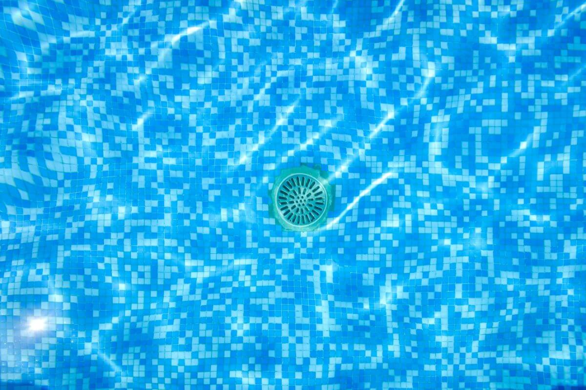 Benefits of Using DE Powder in Your Swimming Pool